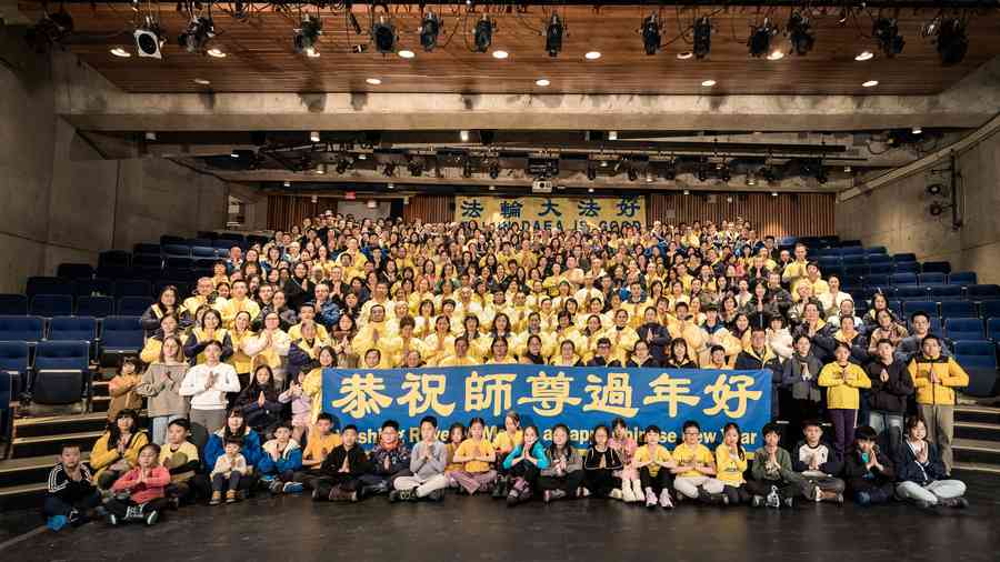 多倫多法輪功學員恭祝李洪志師父過年好