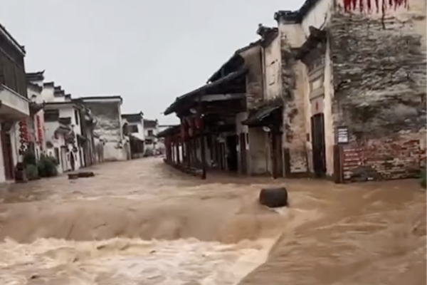 安徽黃山洪水沖走房屋車輛 多人失聯