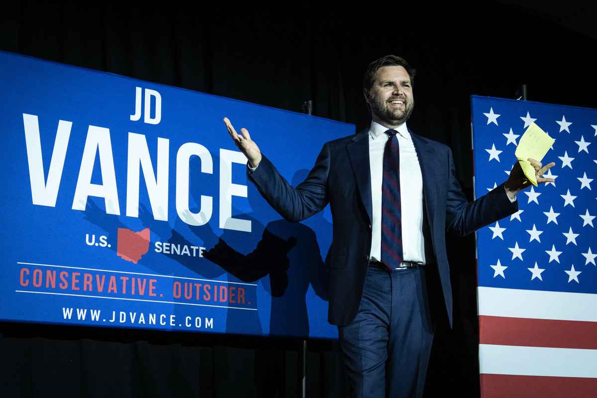 2022年5月3日，共和黨參議院候選人萬斯（J.D. Vance）贏得黨內初選後，於在俄亥俄州辛辛那提市杜克能源會議中心舉行的選舉之夜活動中登台亮相。（Drew Angerer/Getty Images）