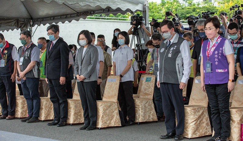 台灣總統蔡英文2022年7月2日出席「乙未保台戰役127周年」紀念儀式 ，並與現場貴賓及遺族家屬默哀一分鐘。（總統府提供）