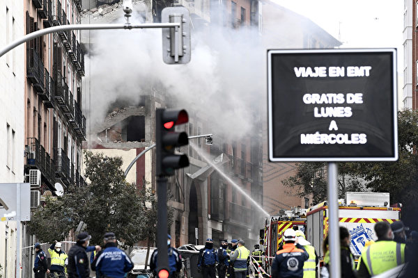 2021年1月20日，西班牙首都馬德里市中心一棟建築發生爆炸。消防人員正在救火。（Carlos Alvarez/Getty Images）