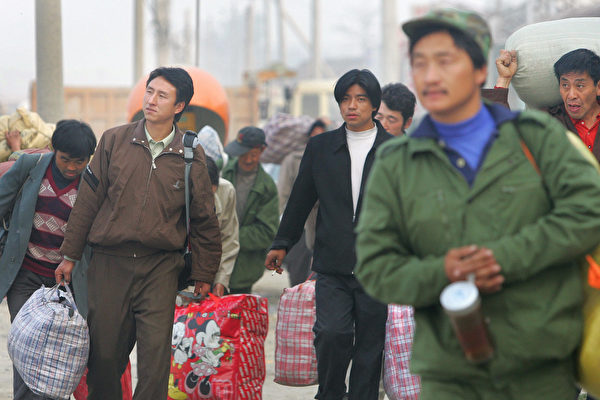 根據數據，未來中國單身人口將達到4億。圖為2005年10月26日中國的幾名農民工在趕路。（FREDERIC J.BROWN/AFP via Getty Images）