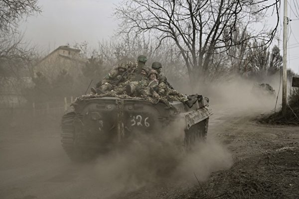  圖為2023年3月22日，烏克蘭軍人駕駛步兵戰車前往烏克蘭東部的巴赫穆特。（Aris Messinis/AFP）