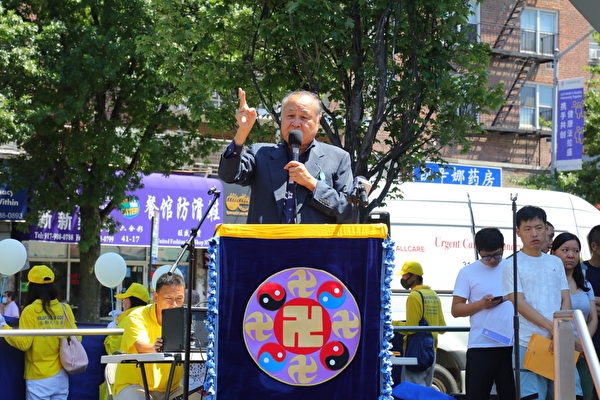2022年8月3日，全球退出中共黨團隊人數突破4億，紐約集會慶祝。圖為香港實業家袁弓夷發言。（張學慧／大紀元）