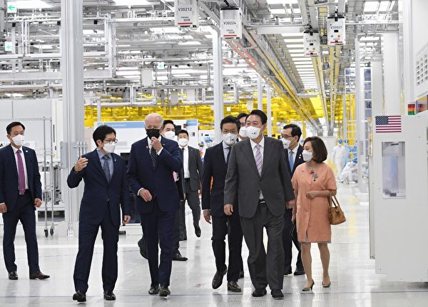 2022年5月20日，美國總統在南韓總統尹錫悅的陪同下參觀了三星公司的一個晶片廠。（KIM Min-Hee/POOL/AFP）
