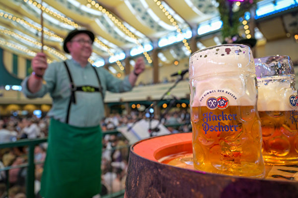 2023年9月17日，德國慕尼黑，在德國慕尼黑啤酒節（Oktoberfest）期間，現場擺放的啤酒杯。（Hannes Magerstaedt/Getty Images）