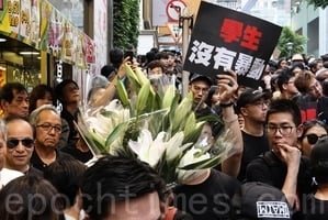 組圖2：港人穿黑衣 抬「痛心疾首」表抗議