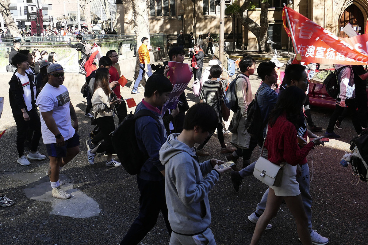 澳洲外交部近日對澳洲、加拿大等國中國留學生機華人干擾港人集會的現象做出迅速回應引外界關注。圖為2019年8月17日，留學生及華人在悉尼舉行的親中集會遊行。（安平雅／大紀元）
