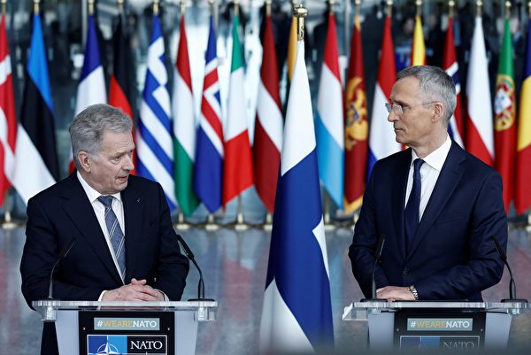 2023年4月4日,比利時布魯塞爾,北約(NATO)總部舉行的外長會議上,芬蘭總統尼尼斯托(Sauli Niinisto,左)與北約秘書長斯托爾滕貝格(Jens Stoltenberg,右)出席新聞發布會。(Kenzo Tribouillard/AFP)