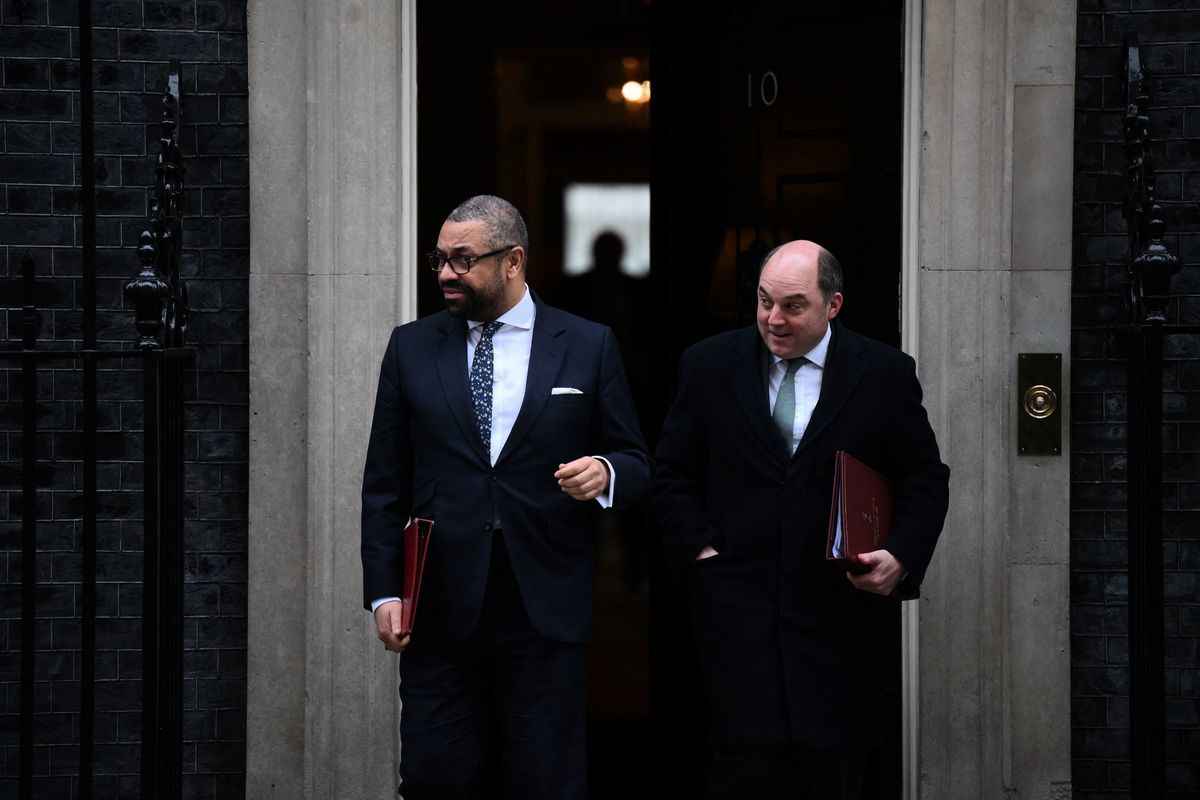 資料圖：2023年2月21日，在倫敦唐寧街10號，英國外交大臣祁湛明（James Cleverly）（左）和英國國防大臣華禮仕（Ben Wallace）在參加完每周一次的內閣會議後離開。（DANIEL LEAL/AFP via Getty Images）