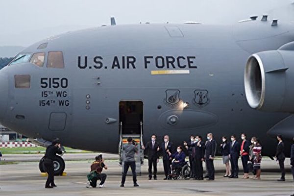 2021年11月9日，美國國防部證實國會議員訪問團搭乘軍機訪台，並表示這是慣例。圖為6月6日上午，三名美國聯邦參議員搭乘軍用飛機抵達台灣。（中央社）