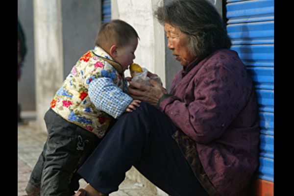 近日，中共住建部通報，有貧困縣搞面子工程、搞形象。陝西民眾表示，地方當局扶貧造假。（AFP/Getty Images）