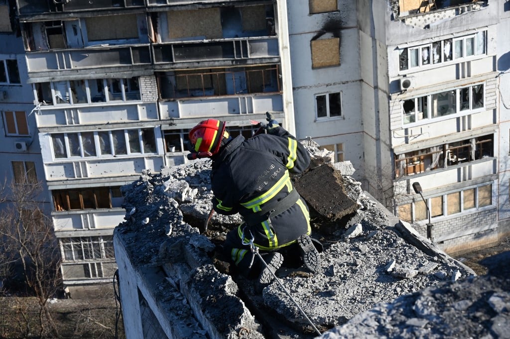 2023年1月25日，烏克蘭哈爾科夫郊區的一公寓樓遭到俄羅斯的砲彈襲擊。（SERGEY BOBOK/AFP）