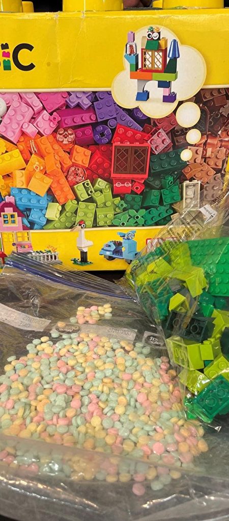 2022年10月4日，美國緝毒局宣布破獲「彩虹芬太尼」毒品走私案，繳獲1.5萬顆芬太尼藥丸。這些藥丸從樂高積木（LEGO）儲存箱中搜出。（緝毒局提供）