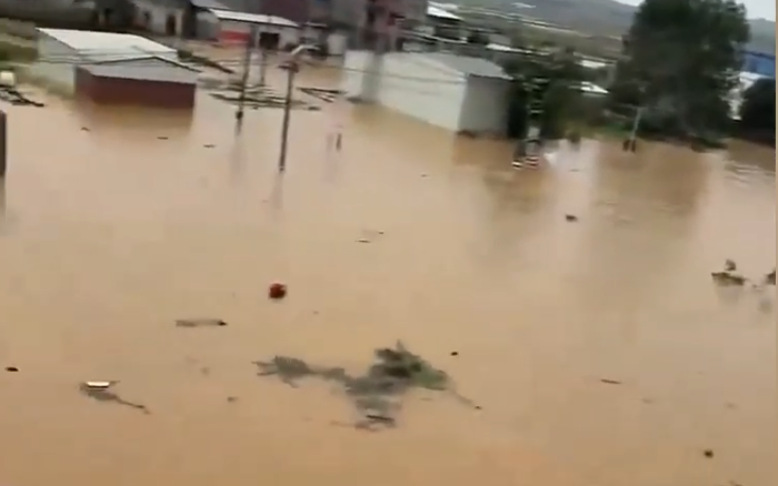 橫州市六藍水庫大壩6日上午被洪水沖出約50米缺口，洪水淹沒下游村莊。（影片截圖）