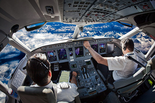 這是民航機的駕駛艙。機長坐在左邊，他的肩章有四條槓。（Shutterstock）