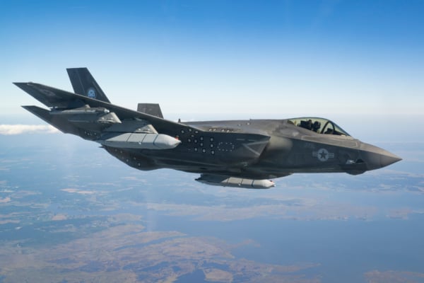 美國五角大樓公布的照片顯示,2024年9月10日,一架F-35C隱形戰機攜帶一枚AGM-158C遠程反艦導彈(LRASM),在馬利蘭州的帕圖森河海軍航空站進行試飛。(U.S. Navy/Dane Wiedmann)