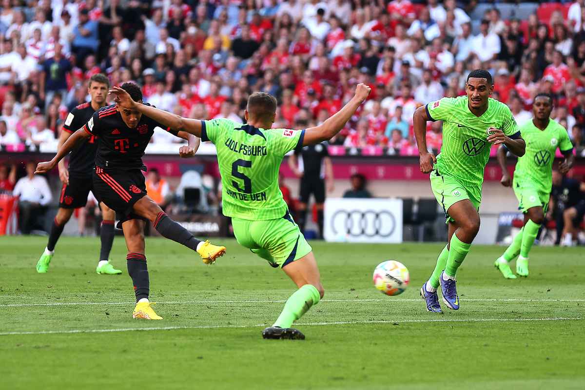 2022年8月14日，2022-2023賽季德甲聯賽第二輪，衛冕冠軍拜仁慕尼黑在主場2:0戰勝了沃爾夫斯堡。圖為19歲小將穆斯亞（左）為拜仁首開紀錄瞬間。（Lars Baron/Getty Images）