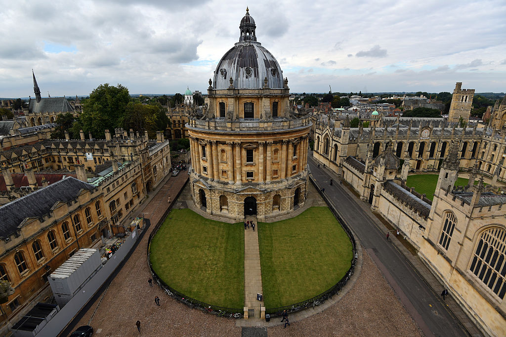 牛津大學奪回英國大學榜首。圖為該大學的標誌性建築拉德克里夫圖書館。 （Carl Court/Getty Images）