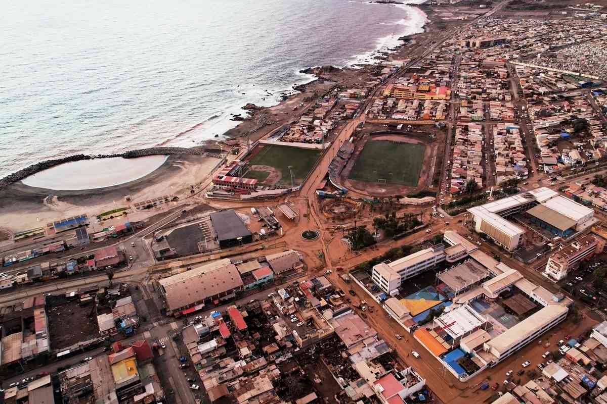 2026年8月19日，智利安托法加斯塔大區（Antofagasta）沿海城市托科皮亞（Tocopilla）因極端暴雨引發嚴重的泥石流災情，大量泥漿衝進街道與住宅區。（Jorge Perez/AFP via Getty Images）