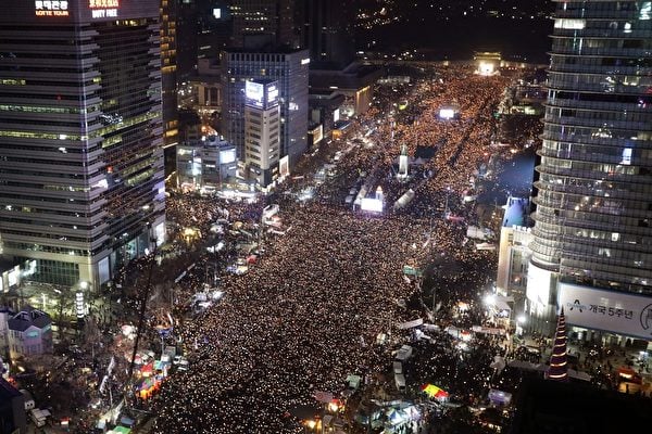 2016年12月3日，數十萬抗議者連續第六週在首爾舉辦遊行，要求罷黜總統朴槿惠。（CHUNG SUNG-JUN/AFP/Getty Images）