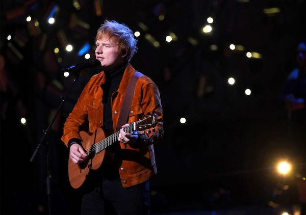 2021年10月17日，英國流行歌手Ed Sheeran在倫敦亞歷山德拉宮（Alexandra Palace）舉行的第一屆地球拍攝獎（Earthshot Prize）頒獎典禮上表演。（Yui Mok-WPA Pool/Getty Images）