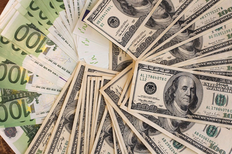 世衛警告說，鈔票可能會傳播中共病毒。圖為鈔票示意。（THOMAS COEX/AFP/Getty Images）