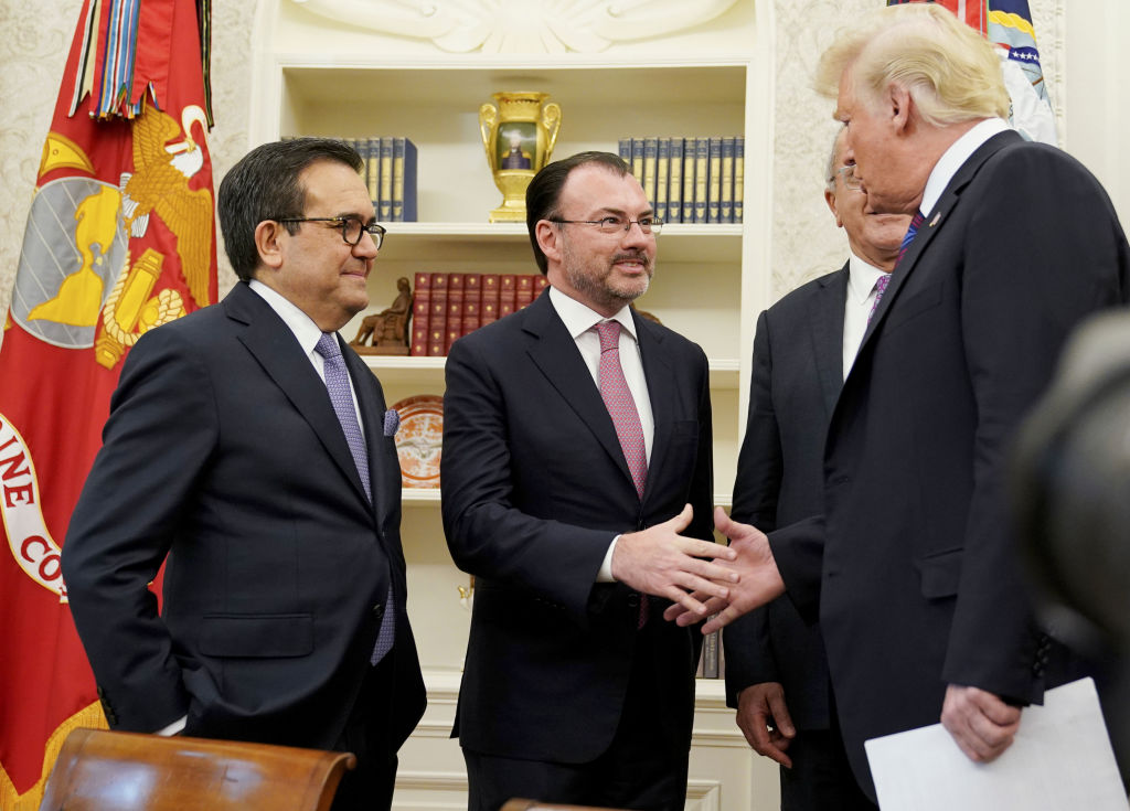 2018年8月27日，美國總統特朗普歡迎墨西哥外長Luis Videgaray Caso（中）到訪白宮，就貿易協議舉行會談。 （MANDEL NGAN/AFP/Getty Images）