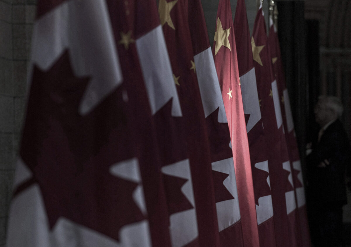 在渥太華國會山，中共國旗夾在加拿大國旗中。（The Canadian Press/Adrian Wyld）