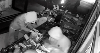 鄭州多名男子開越野車撞開煙酒店大門搶劫