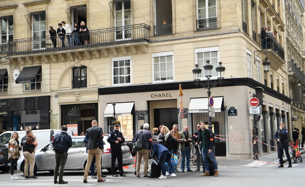 2022年5月5日，位於巴黎時尚的凡登廣場（chic Place Vendome）附近一家CHANEL手錶和珠寶精品店遭到多名武裝劫匪的閃電襲擊。圖為警察和調查人員在現場。（Bertrand Guay/AFP）