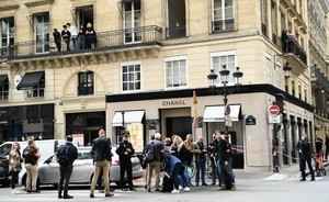 劫匪持AK47突擊步槍 洗劫巴黎Chanel專門店