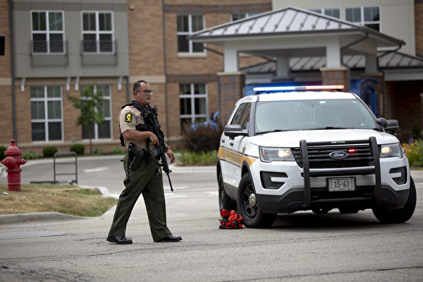 2022年7月4日，伊利諾伊州海蘭帕克（Highland Park）國慶遊行中發生槍擊事件，急救人員在現場工作。報告顯示，在這次大規模槍擊事件中至少有6人死亡，31人受傷。（Jim Vondruska/Getty Images）