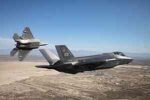 未來戰爭誰會勝出 F-35戰機和F-22大比拚