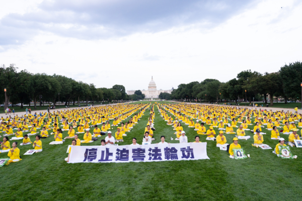 2025年7月17日晚,約1,500名法輪功學員在美國首都華盛頓DC的國家大草坪,舉行燭光夜悼,悼念在1999年7月20日迫害發生以來被中共迫害離世的法輪功學員,要求中共立即停止迫害法輪功。(戴兵/大紀元)