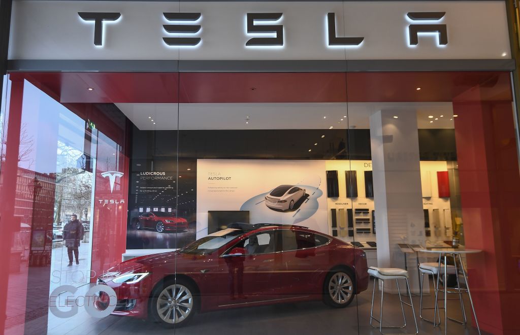 2月8日，布魯塞爾，一家Tesla汽車門市展示該廠牌的S型轎車。（EMMANUEL DUNAND/AFP/Getty Images）