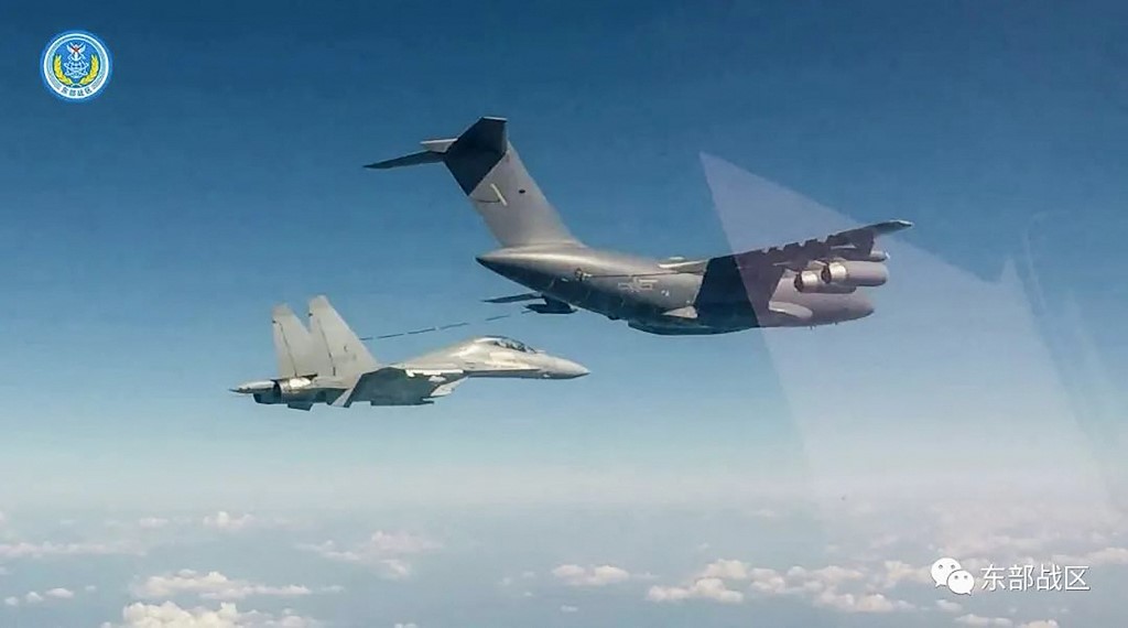 2022年8月15日,中共軍隊發布影片宣稱飛行員抵近台灣澎湖一帶,遭台灣軍方反駁。圖為2022年8月9日,中共戰機在一個未公布地點的軍事演習中進行空對空加油。(Handout/Eastern Theater Command of the People's Liberation Army/AFP)