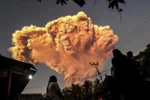 印尼勒沃托比火山大噴發 灰雲竄至上萬米