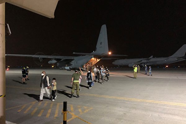 8月19日，澳洲空軍的C-130J大力神飛機協助澳洲人和阿富汗工作人員從喀布爾撤離到澳洲在中東地區的空軍基地。（Australian Department of Defence via Getty Images）