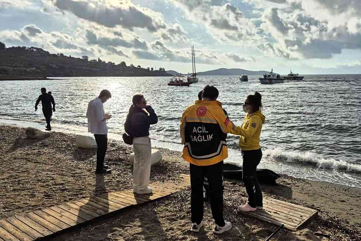 2025年10月24日,一艘載有18名非法移民的船隻在土耳其度假勝地博德魯姆(Bodrum)附近的愛琴海海域沉沒,土耳其海岸警衛隊船隻及搜救隊在失事海域尋找失蹤人員。(HANDOUT / DHA (Demiroren News Agency) / AFP)