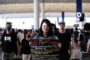 香港機場以法庭令阻集會 港人揭中共特務行徑
