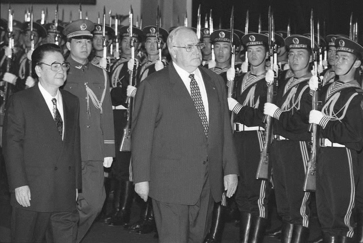 1995年，德國總理赫爾穆特·科爾（Helmut Kohl）跟李鵬在北京見面。科爾此行重點是加強與中共的經濟聯繫，重啟因1989年天安門大屠殺後中斷的德國與中共的軍事合作。（ROBYN BECK/AFP via Getty Images）