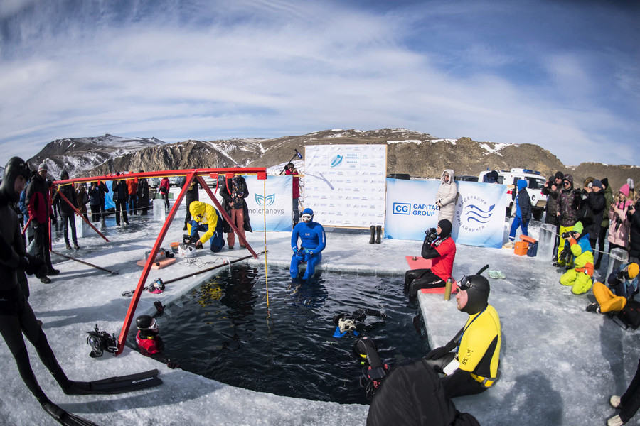 創紀錄 俄國男子貝加爾湖冰下潛水80米深