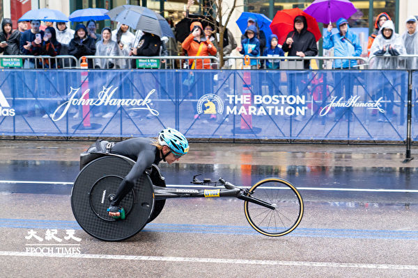 儘管中途輪子鬆了，但美國人Susannah Scaroni還是贏得了女子輪椅組的冠軍。（劉景燁／大紀元）