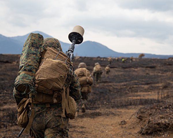 2022年3月9日，日本富士聯合武器訓練中心，美國海軍陸戰隊第31遠征部隊的信號操作員在一次空中突擊訓練中向目標移動。 （U.S. Marine Corps）