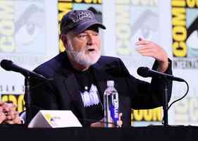 《90男歡女愛》導演洛連納宅邸內發現兩人死亡