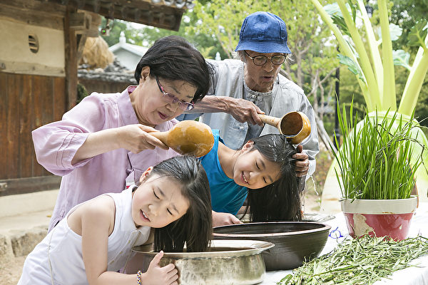 端午節時，南韓國立民俗博物館舉辦菖蒲水洗髮的體驗活動。（全景林／大紀元）