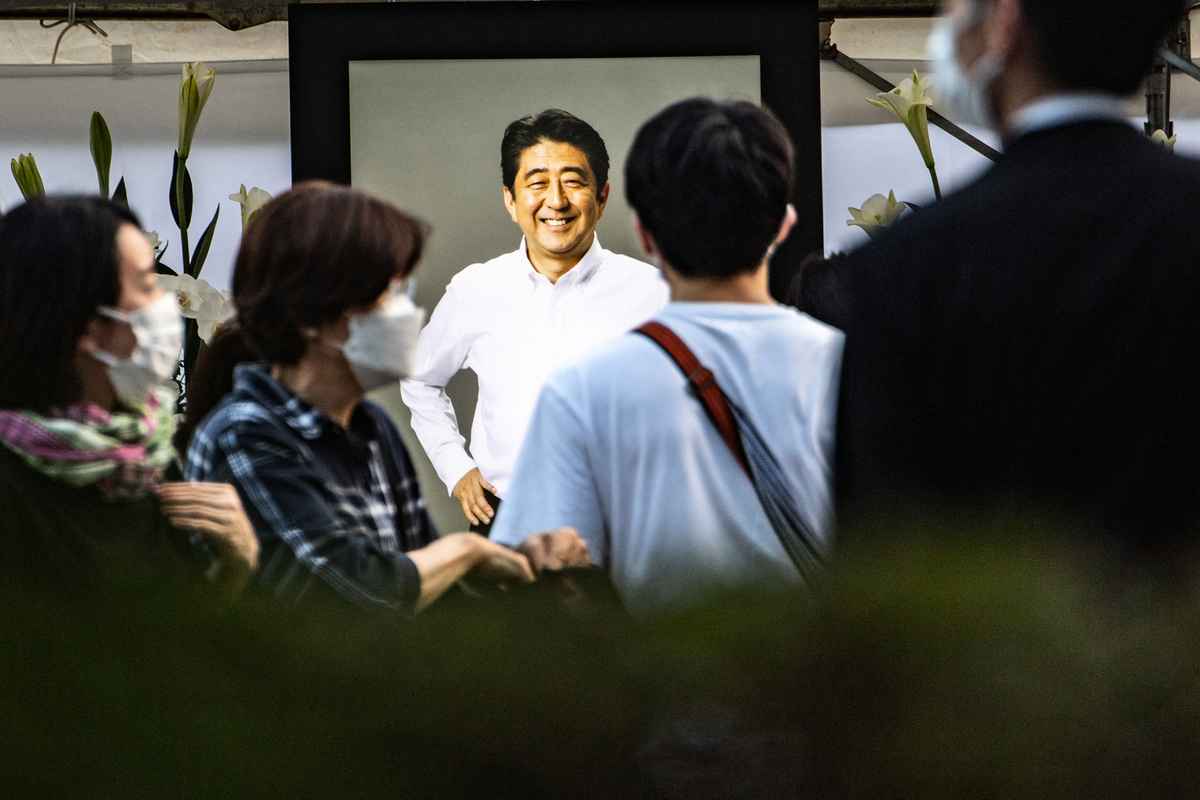 2022年7月11日，人們在東京增上寺向8日遇刺身亡的日本前首相安倍晉三獻花祭悼。（Philip Fong/AFP）