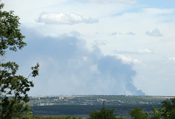 俄軍於7月2日拿下了利西昌斯克，控制了盧甘斯克州的所有大城市。圖為2022年6月24日，烏克蘭東部盧甘斯克地區戰火中竄起的煙霧。（Anatolii Stepanov/AFP）