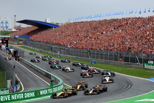 2025年8月31日,F1大獎賽荷蘭站,杆位起步的麥拿侖澳洲車手皮亞斯特利(Oscar Piastri)奪得了本賽季第7個分站冠軍,以34分的優勢,領跑車手積分榜。圖為正賽開始後,賽車進入第一個彎道時的瞬間。(Clive Rose/Getty Images)